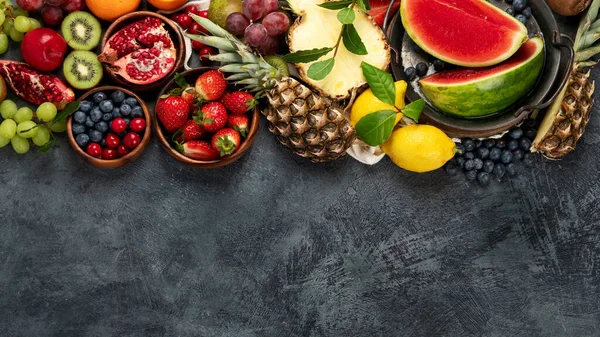Deliciosa Fruta Crua Fundo Escuro Conceito Alimentação Saudável Vista Superior — Fotografia de Stock