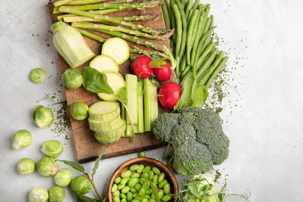 Verduras Primavera Cruas Frescas Fundo Leve Conceito Alimentação Saudável Vista — Fotografia de Stock