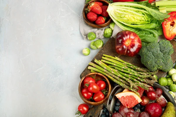 Heerlijke Rauwe Groenten Fruit Lichte Ondergrond Gezond Voedsel Concept Bovenaanzicht — Stockfoto