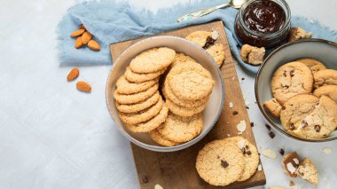 Hafif arka planda lezzetli yulaflı kurabiyeler. Ev yapımı yemek konsepti. Üst görünüm, düz görünüm, kopyalama alanı