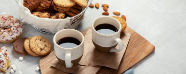 Hafif arka planda çerezler. Ev yapımı tatlılar. Kutlama konsepti. panorama, boşluğu kopyala