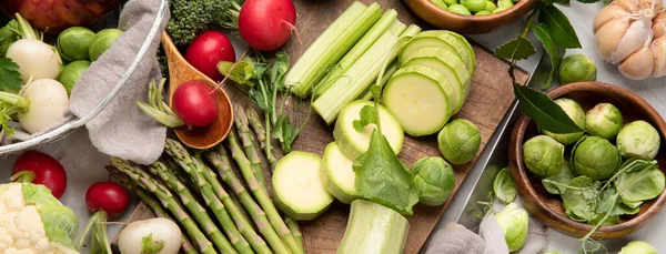 Vegetales Primavera Crudos Frescos Sobre Fondo Claro Concepto Comida Saludable — Foto de Stock