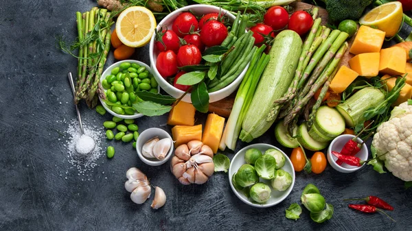 暗い背景においしい生の果物や野菜 健康食品の概念 トップビュー フラットレイアウト コピースペース — ストック写真