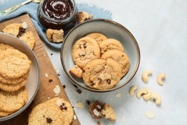 Hafif arka planda lezzetli yulaflı kurabiyeler. Ev yapımı yemek konsepti. Üst görünüm, düz görünüm, kopyalama alanı