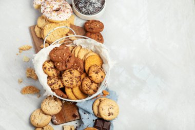 Hafif arka planda çerezler. Ev yapımı tatlılar. Kutlama konsepti. Üst görünüm, düz görünüm, kopyalama alanı