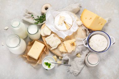 Hafif arka planda yeni günlük ürünleri. Halthy gıda konsepti. Üst manzara, düz uzanma