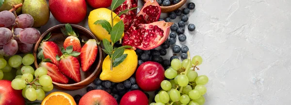 Açık Gri Arka Planda Renkli Olgun Tropikal Meyveler Sağlıklı Gıda — Stok fotoğraf