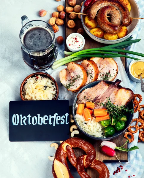 Tradiční Německá Kuchyně Schweinshaxe Pečená Kýta Pivo Preclíky Různé Bavorské — Stock fotografie