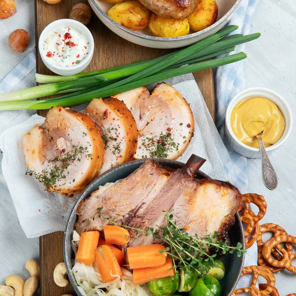 Cozinha Tradicional Alemã Schweinshaxe Presunto Assado Cerveja Pretzels Várias Especialidades — Fotografia de Stock