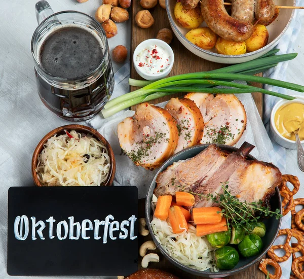 Tradiční Německá Kuchyně Schweinshaxe Pečená Kýta Pivo Preclíky Různé Bavorské — Stock fotografie