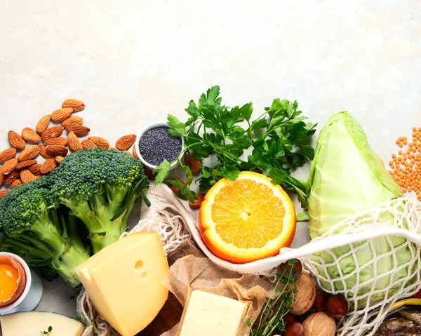 Alimento Saludable Alto Calcio Sobre Fondo Claro Productos Lácteos Verduras —  Fotos de Stock