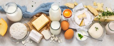 Hafif arka planda yeni günlük ürünleri. Halthy gıda konsepti. Üst görünüm, düz görünüm, Spac kopyala