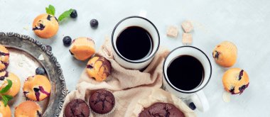 Hafif arka planda muffinler. Taze pişmiş kekler. Kutlama konsepti. Üst görünüm, düz görünüm, kopyalama alanı