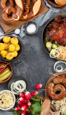Karanlık arka planda Alman mutfağı. Geleneksel gıda konsepti. Izgara et ve abur cubur. Üst görünüm, düz görünüm, kopyalama alanı
