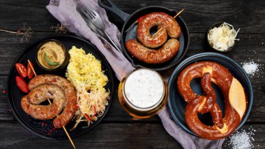 Ahşap arka planda ızgara Alman sosisi. Geleneksel gıda konsepti. Izgara et ve abur cubur. Üst manzara, düz uzanma