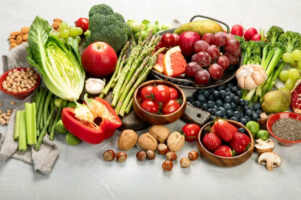 Deliciosas Frutas Verduras Crudas Sobre Fondo Claro Concepto Comida Saludable —  Fotos de Stock