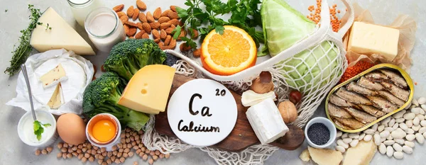 低背景的高钙健康食品 乳制品 蔬菜和超级食品 钙产品 — 图库照片