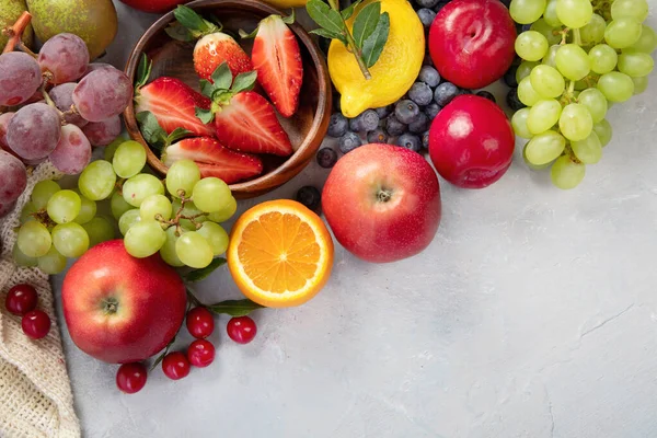 Surtido Coloridas Frutas Tropicales Maduras Sobre Fondo Gris Claro Concepto —  Fotos de Stock