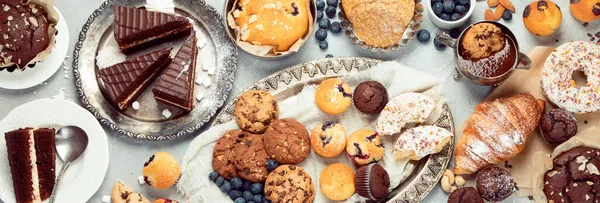 Tavolo Dessert Con Snack Tutti Tipi Sfondo Chiaro Una Barretta — Foto Stock