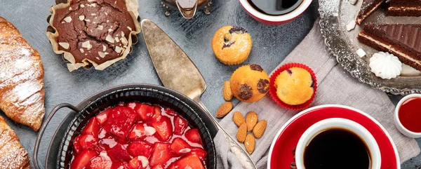 Desserttisch Mit Allerlei Kuchen Und Snacks Schokoriegel Feier Konzept Draufsicht — Stockfoto