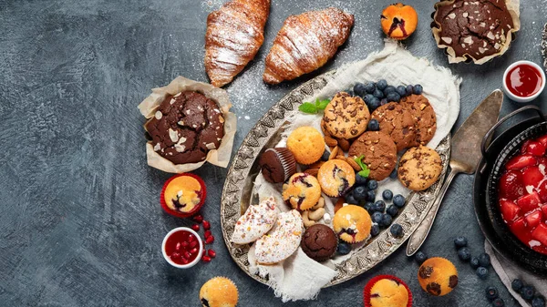 Tavolo Dessert Con Tutti Tipi Torte Snack Una Barretta Concetto — Foto Stock