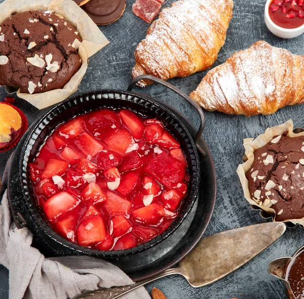 Tavolo Dessert Con Tutti Tipi Torte Snack Una Barretta Concetto — Foto Stock