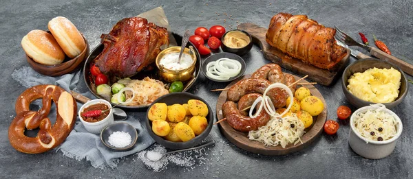 Karanlık arka planda Alman mutfağı. Geleneksel gıda konsepti. Izgara et ve abur cubur. panorama