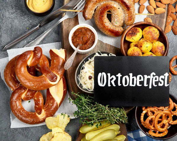 Pivo Svačinka Oktoberfest Koncepce Potravinového Rámu Různé Grilované Klobásy Smažené — Stock fotografie