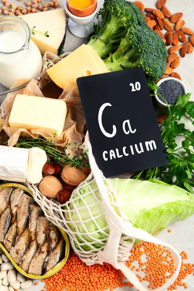 Alimentos Saudáveis Ricos Cálcio Sobre Fundo Claro Produtos Lácteos Legumes — Fotografia de Stock
