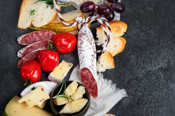 Koyu Arka Planda Aperatifler Akdeniz Yemekleri Konsepti Peynir Çeşitleri Üst — Stok fotoğraf