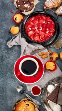 Pasta ve atıştırmalıklarla dolu bir tatlı masası. Çikolata. Kutlama konsepti. Üst görünüm, düz görünüm, kopyalama alanı