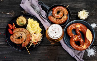 Ahşap arka planda ızgara Alman sosisi. Geleneksel gıda konsepti. Izgara et ve abur cubur. Üst manzara, düz uzanma