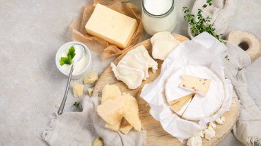 Hafif arka planda yeni günlük ürünleri. Halthy gıda konsepti. Üst görünüm, düz görünüm, Spac kopyala