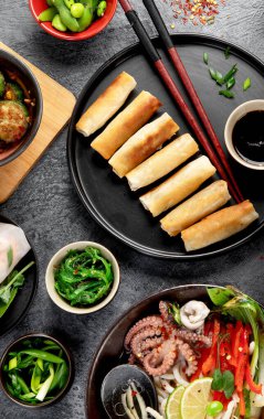 Koyu arka planda Asya yemekleri, üst manzara.