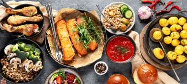 Koyu arka planda çeşitli yemek yemekleri, panorama.