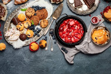 Pasta ve atıştırmalıklarla dolu bir tatlı masası. Çikolata. Kutlama konsepti. Üst görünüm, düz görünüm, kopyalama alanı