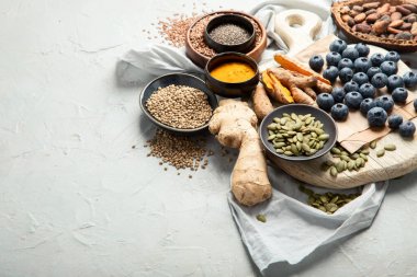 Sağlıklı yiyecekler temiz arka planda seçiliyor. Dengeli diyet konsepti. Süper yemek çeşitleri. Üst görünüm, düz görünüm, kopyalama alanı