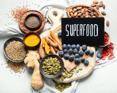 Sağlıklı yiyecekler temiz arka planda seçiliyor. Dengeli diyet konsepti. Süper yemek çeşitleri. Üst manzara, düz uzanma