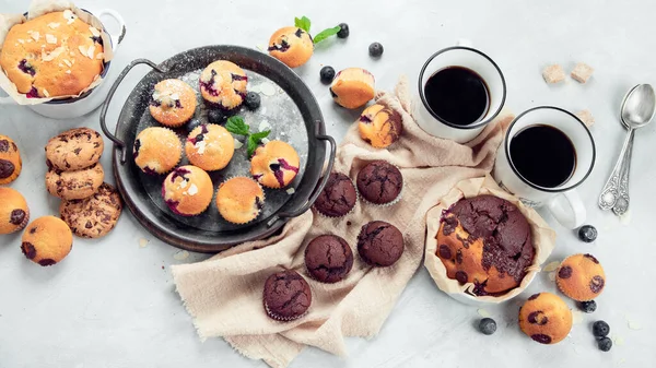 Muffin Választék Könnyű Háttérrel Frissen Sütött Sütik Ünnepség Koncepció Felülnézet — Stock Fotó