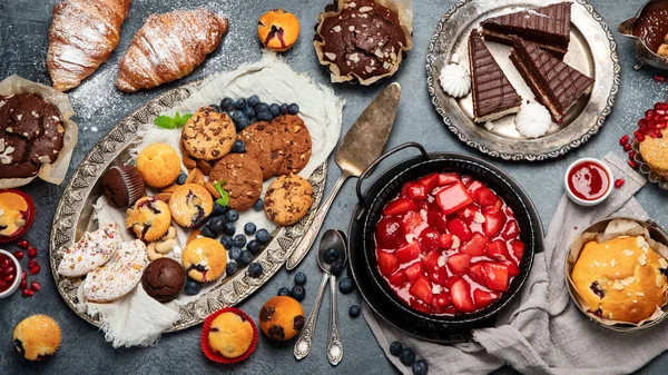 Pasta Atıştırmalıklarla Dolu Bir Tatlı Masası Çikolata Kutlama Konsepti Üst — Stok fotoğraf