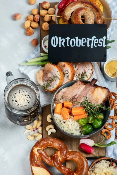 Traditionelle Deutsche Küche Schweinshaxe Gebratener Schinkenhock Bier Brezeln Und Verschiedene — Stockfoto