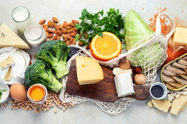 Zdravé Jídlo Vysokým Obsahem Vápníku Světlém Pozadí Mléčné Výrobky Zelenina — Stock fotografie