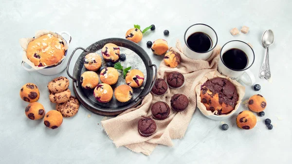Muffin Választék Könnyű Háttérrel Frissen Sütött Sütik Ünnepség Koncepció Felülnézet — Stock Fotó