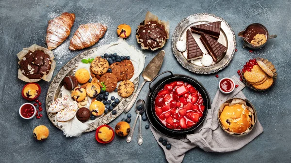 Desszertasztal Mindenféle Süteményekkel Harapnivalókkal Cukorka Szelet Ünnepség Koncepció Felülnézet Lapos — Stock Fotó