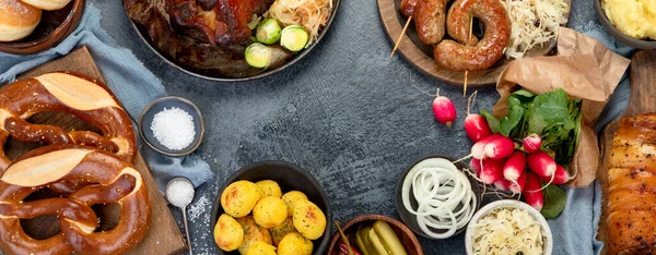 Karanlık arka planda Alman mutfağı. Geleneksel gıda konsepti. Izgara et ve abur cubur. Üst görünüm, düz görünüm, kopyalama alanı, panorama