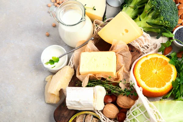 低背景的高钙健康食品 乳制品 蔬菜和超级食品 钙产品 顶视图 复制空间 — 图库照片
