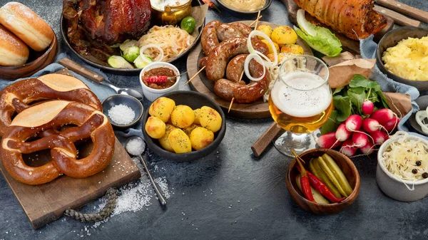 Niemiecka Kuchnia Ciemnym Tle Tradycyjna Koncepcja Żywności Grillowane Mięso Przekąski — Zdjęcie stockowe