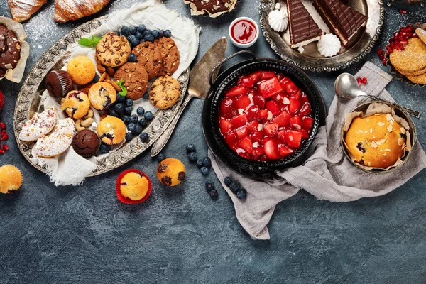 Επιδόρπιο Τραπέζι Όλα Είδη Των Κέικ Και Σνακ Μπαρ Γλυκών — Φωτογραφία Αρχείου