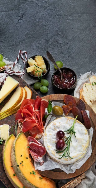 Assortimento Antipasti Sfondo Scuro Concetto Cibo Mediterraneo Varietà Formaggio Vista — Foto Stock