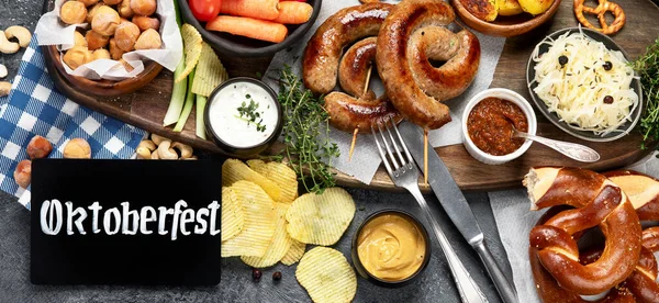 Pivo Svačinka Oktoberfest Koncepce Potravinového Rámu Různé Grilované Klobásy Smažené — Stock fotografie
